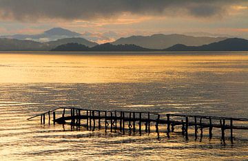 Holzbrücke bei Sonnenaufgang, Costa Rica von Anne Wil Stegeman