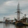 Pakhuizen aan de Zaan onder bewolkte lucht van Bram Lubbers