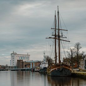 Lagerhäuser an der Zaan bei bewölktem Himmel von Bram Lubbers