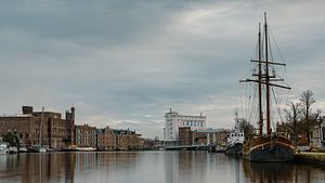 Entrepôts sur le Zaan sous un ciel nuageux