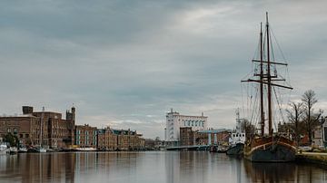 Entrepôts sur le Zaan sous un ciel nuageux