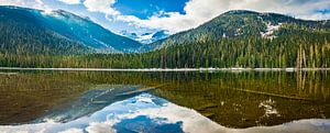 Reflexion im Gebirgssee, Kanada