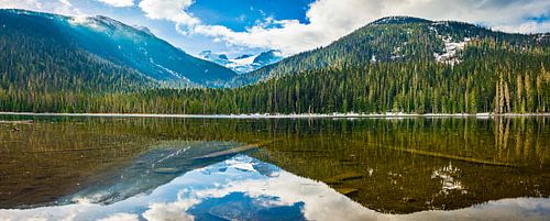 Spiegeling in bergmeer, Canada