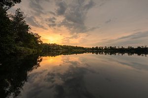 Sonnenuntergang über glattem Wasser