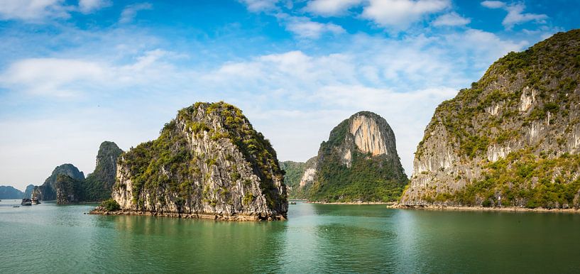 Panorama van de rotsen in Halong Bay, Vietnam van Rietje Bulthuis