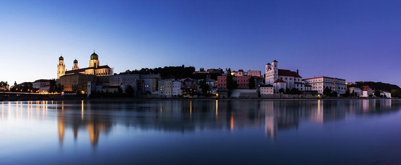 Passau Panorama bij het blauwe uur van Frank Herrmann