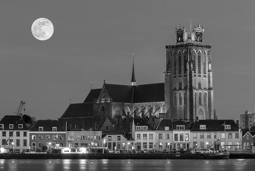 Skyline van Dordrecht bij nacht van Ilya Korzelius