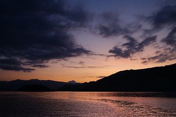 Paarse zonsondergang |Purple sunset van Inge van Tilburg
