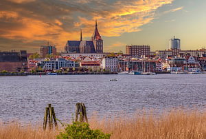 Blick auf die Hansestadt Rostock an der Ostsee in Mecklenburg-Vorpommern