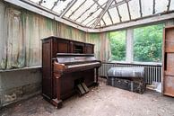 Verlassenes Klavier in der Ecke. von Roman Robroek – Fotos verlassener Gebäude Miniaturansicht