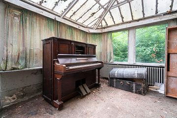 Verlaten Piano in de Hoek. van Roman Robroek - Foto's van Verlaten Gebouwen