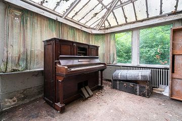 Piano abandonné dans le coin. sur Roman Robroek - Photos de bâtiments abandonnés