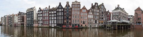 Amsterdams panorama van een gracht met woningen