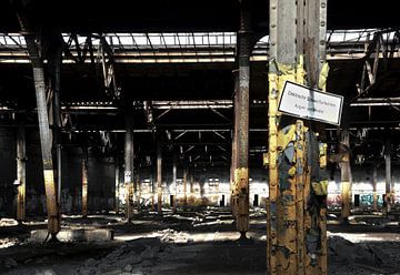 verlaten fabriekshal van een voormalig bedrijf in Maagdenburg van Heiko Kueverling