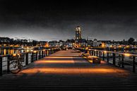 Iemand kijkt naar Deventer tijdens het blauwe uur aan de IJssel in zwart wit van Bart Ros thumbnail