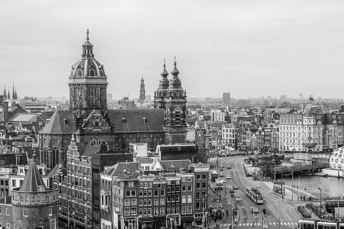 Uitzicht op Amsterdam met de Sint-Nicolaaskerk in zwart wit