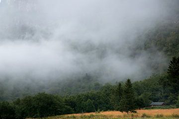 Mistige bergen in Noorwegen van Karijn | Fine art Natuur en Reis Fotografie