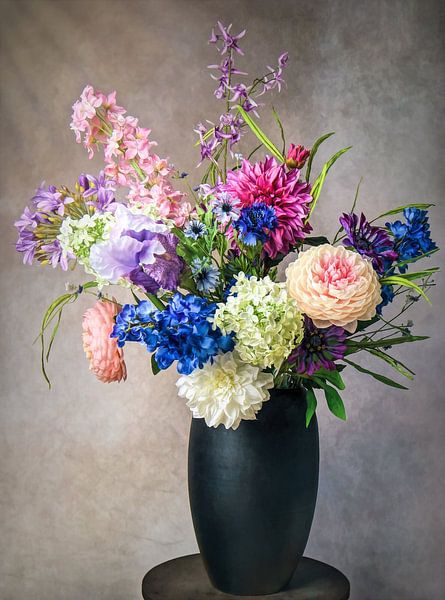 Stilleben Bunter Blumenstrauß in Vase von Marjolein van Middelkoop