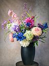 Stilleben Bunter Blumenstrauß in Vase von Marjolein van Middelkoop Miniaturansicht