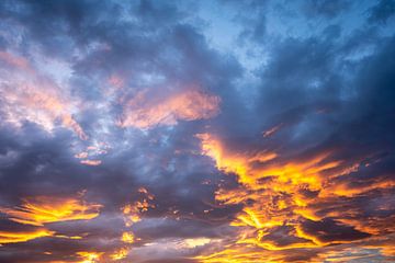 Natuurspektakel lucht met wolken bij zonsondergang van Dieter Walther