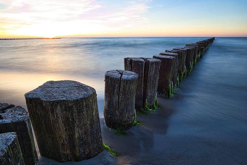 Groynes reaching into the Baltic Sea in a long-term photograph by Martin Köbsch
