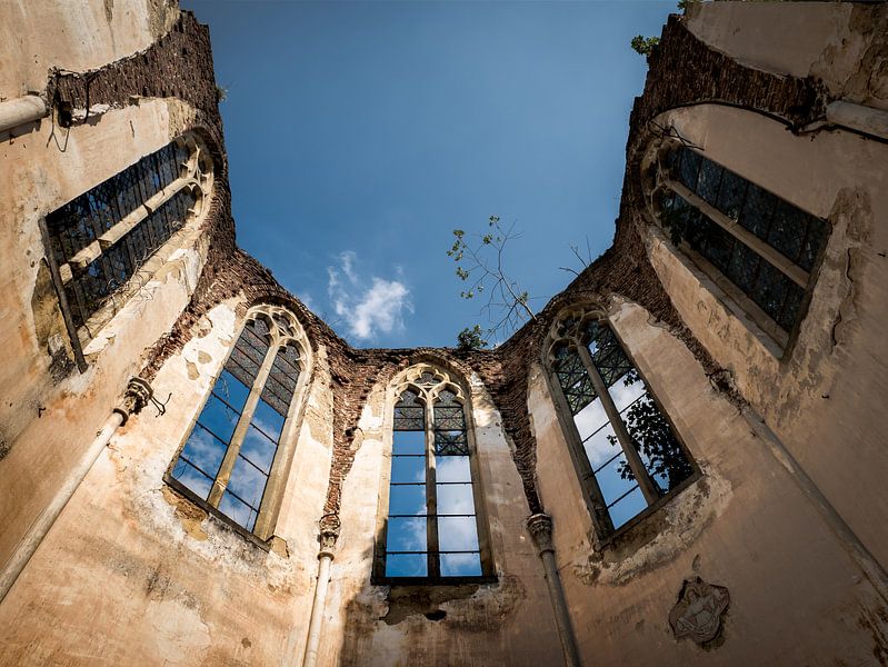 Verlaten kerk met ingestort  dak, België von Art By Dominic