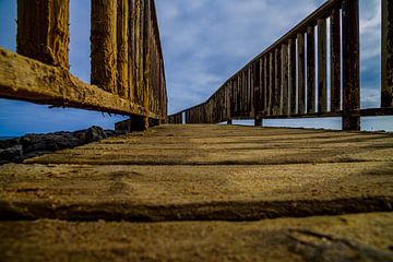 Holzbrücke in Endlosblick von Kim Phillip Brosien