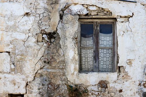 Oude vervallen gevel met houten raam