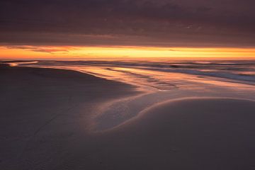 Laatste licht - Noordzeestrand Terschelling van Jurjen Veerman
