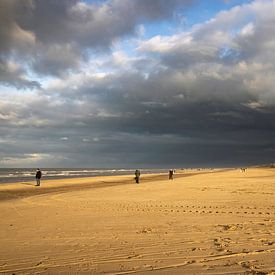 Egond aan Zee bei aufziehendem Regen und dunklem Himmel von Marianne van der Zee