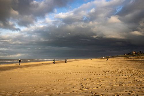 Egond aan Zee during oncoming shower and dark sky by Marianne van der Zee