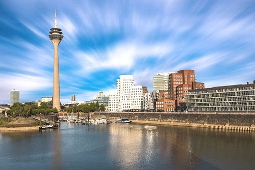 Gezicht op Gehry-gebouwen en de Rijntoren aan de mediahaven in Düsseldorf