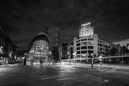 La tour lumineuse Philips et le Blob au crépuscule