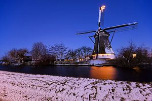 Molen bij winterse zonsopkomst