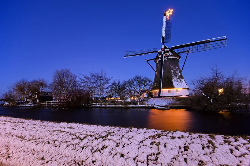 Windmill during wintery sunrise by Remco Swiers