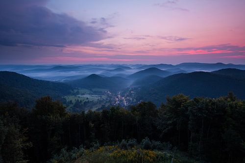 Wegelnburg View - Mist in het Pfälzerwoud -