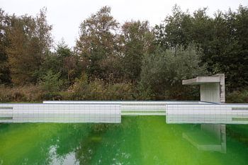 Stilleven van een leeg zwembad