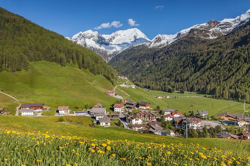 Het dorp Rein in Taufers, Tauferer Ahrntal, Zuid-Tirol van Christian Müringer