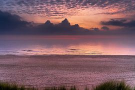 Zonsondergang boven het strand bij Petten