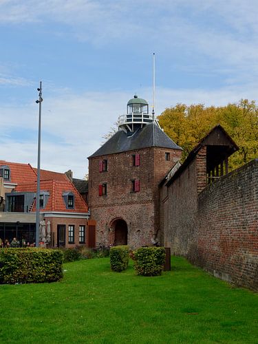 Extérieur de la Vischpoort de Harderwijk avec le mur de la ville (HDR)