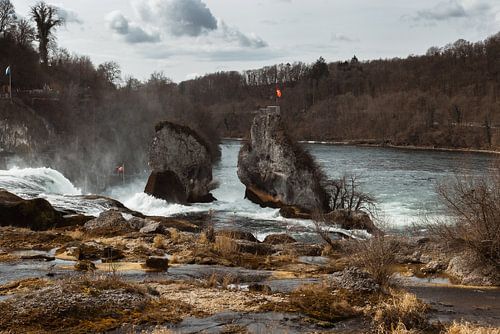 Tosende Wasser stürzt neben den imposanten Felsen den Rheinfall hinab von Besa Art