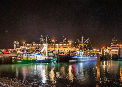 Vissersschepen in de nacht  van West Terschelling