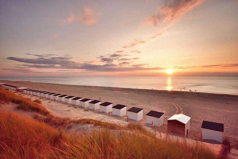 Strandhuisjes Texel bij zonsondergang van John Leeninga