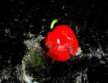 Splashfotografie-rode paprika van Cora Deutekom