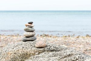 Sand und Steine, aufgetürmt auf dem blaugrünen Meer von Dänemark von Karijn | Fine art Natuur en Reis Fotografie