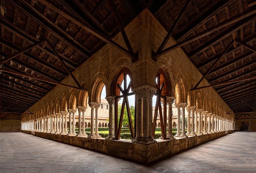 De zuilengang van het klooster van  Monreale Kathedraal, Sicilië, Italië van Mieneke Andeweg-van Rijn