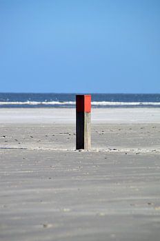 Strandpaal op het strand van de Boschplaat bij Terschelling, Waddeneil
