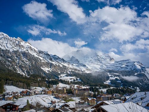 Uitzicht op Wengen tegen een prachtige bergachtergrond