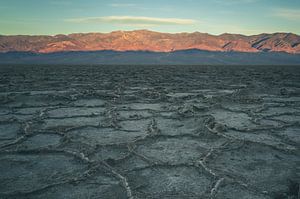 Badwater Basin bei Sonnenaufgang von Jasper van der Meij