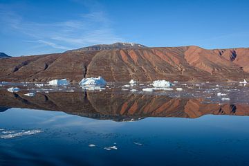 Door ijsbergen onderbroken reflectie van Ellen van Schravendijk